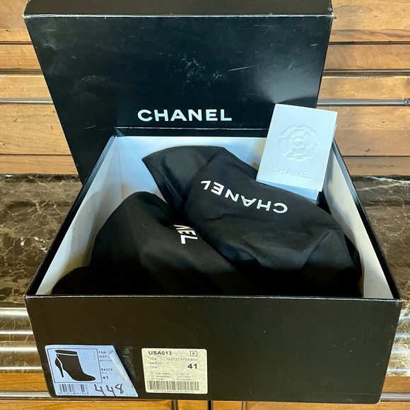 CHANEL Short Boot BLK W/pearls Size 41 worn once to twist- scuff, slip proof. - Picture 4 of 9